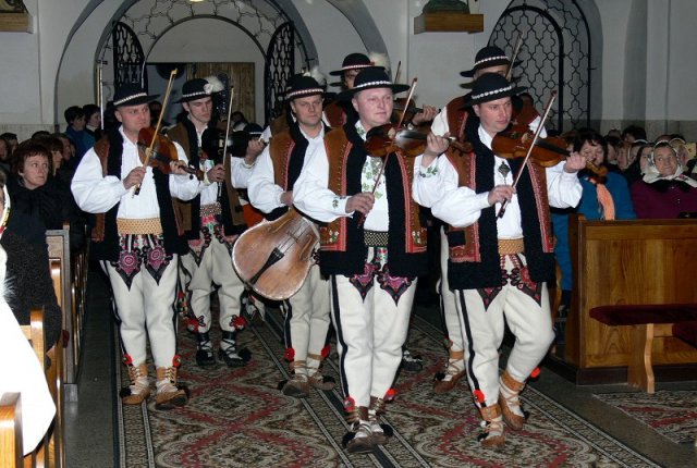 Príchod na sv. omšu, 24. 12. 2010, 23:45 hod.