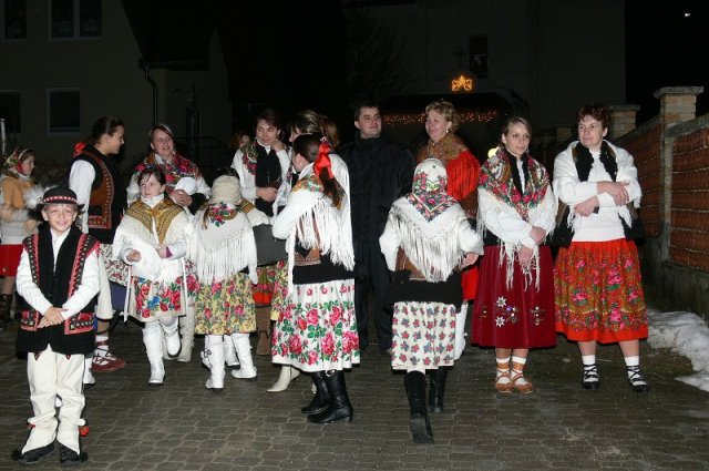 Po polnočnej pred farou, 25. 12. 2010