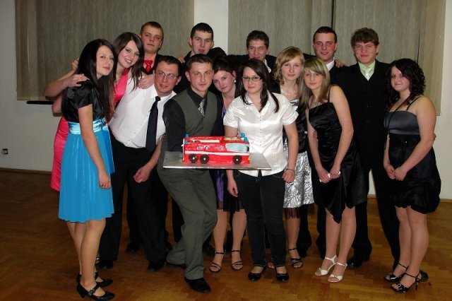 Naši mladí hasiči s tortou od dievčat - mladých hasičiek, 5. 1. 2011