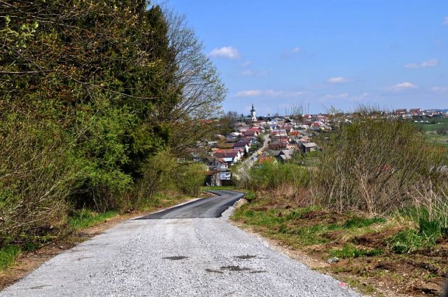 Oprava starej cesty do obce poškodenej povodňami, máj 2011