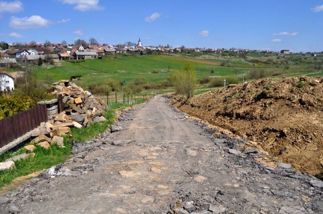 Oprava cesty poškodenej povodňami, máj 2011